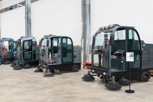Máy quét rác công nghiệp thay thế quét rác thủ công kém hiệu quả.