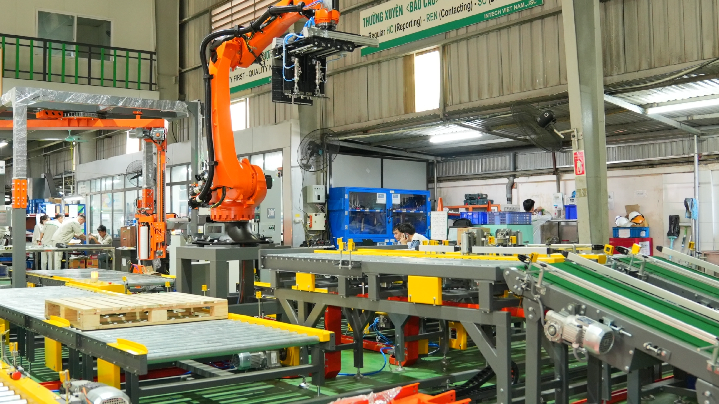 Robot xếp pallet hoạt động trong nhà máy